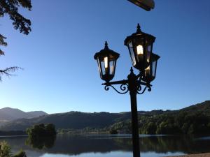 uma luz de rua com vista para um lago em La Vue sur le Paradis em Chambon-sur-Lac