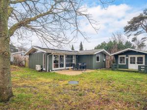 Κήπος έξω από το 4 person holiday home in Store Fuglede