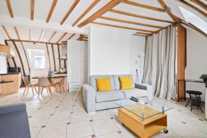 ein Wohnzimmer mit Sofa und Tisch in der Unterkunft Center of Paris Luxurious Studio Apartment Free NetFlix in Paris + 5 Fotos