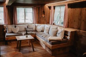 a living room with a couch and a table at Romantisches Schwarzwälder Bauernhäuschen Hüsli am Griesbachhof in Titisee-Neustadt