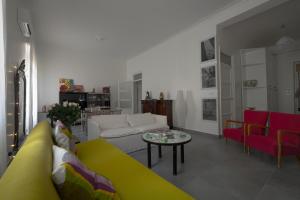 - un salon avec un canapé et une table dans l'établissement Casa Rosa, à Palerme