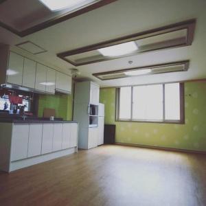 To-dongにあるAce Hotelのキッチンとキッチン付きの空の部屋