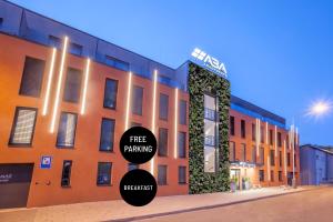 un edificio con una señal de aparcamiento gratuita delante de él en ABA Apartments, en Olomouc