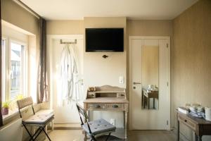 TV a/nebo společenská místnost v ubytování B&B 't Solveldje