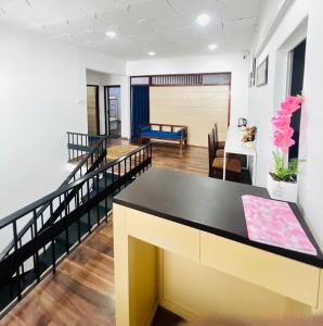 Sala de estar con encimera negra y mesa en Ricardo Hostel, en Colombo