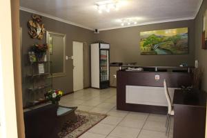 una sala de espera con un mostrador en una habitación en Flamboyant Guest Lodge, en Johannesburgo