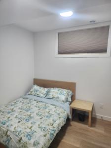- une chambre avec un lit et une petite table dans l'établissement Home in Calgary, à Calgary