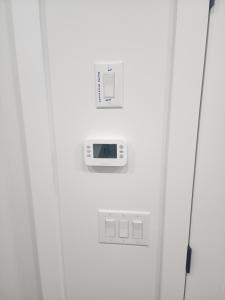 - un réfrigérateur blanc avec une horloge dans l'établissement Home in Calgary, à Calgary 7 autres photos