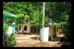 Taman di luar Man Guest Polonnaruwa