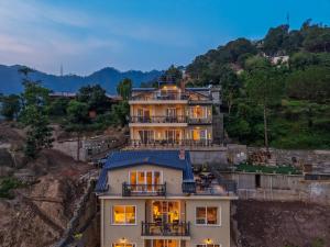 a house on a hill with its lights on at Konifer Greyvine in Kasauli