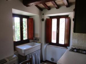 Penna San GiovanniにあるB&B Carboniの小さなバスルーム(シンク、窓2つ付)