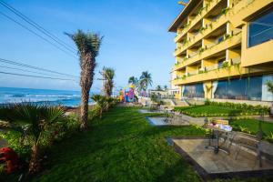 Blick auf den Strand von der Seite eines Hotels in der Unterkunft The Bheemli Resort Managed by AccorHotels in Visakhapatnam