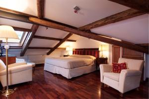 1 Schlafzimmer mit einem Bett und 2 Stühlen in der Unterkunft B&B 500 in Lido di Venezia
