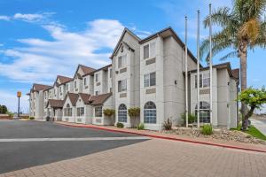 サリナスにあるComfort Inn & Suites Salinas City Center Areaの道路に面した大きな建物