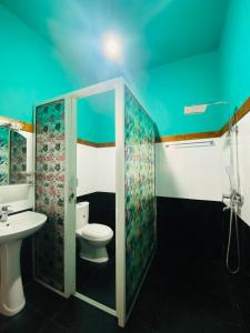 un baño con inodoro y lavabo en Feel Haven Ella, en Ella
