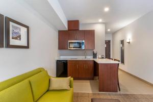 Nhà bếp/bếp nhỏ tại Comfort Inn & Suites