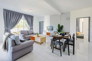 ブリンチャンにあるFamily Homestay In Emerald Avenue Apartment Clover Home 3-22のソファとテーブルのあるリビングルーム