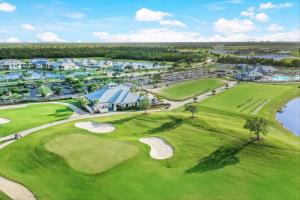 - Vistas aéreas al campo de golf del complejo en GRH14794 - Charlotte County - 2 Bed 2 Baths Condo, en Tropical Gulf Acres