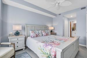 Un dormitorio con una cama y un ventilador de techo. en GRH14800 - Charlotte County - 2 Bed 2 Baths Condo, en Tropical Gulf Acres 52 fotos más