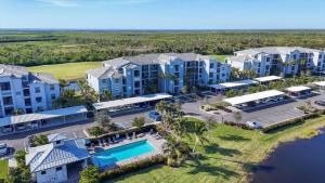Una vista aérea de un complejo turístico con piscina. en GRH14806 - Charlotte County - 2 Bed 2 Baths Condo, en Tropical Gulf Acres