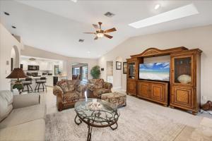 un soggiorno con un divano e un tavolo di GRH14807 - Charlotte County - 3 Bed 2.5 Baths House a Punta Gorda Isles