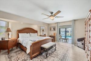 una camera da letto con un letto e un ventilatore a soffitto di GRH14807 - Charlotte County - 3 Bed 2.5 Baths House a Punta Gorda Isles Altre 33 foto