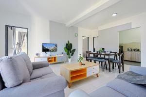 ブリンチャンにあるFamily Homestay In Emerald Avenue Apartment Clover Home 3-22のソファとテーブルのあるリビングルーム