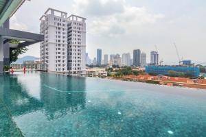 Bazén v ubytování Georgetown Tropicana 218 by Airlevate Suites nebo v jeho okolí