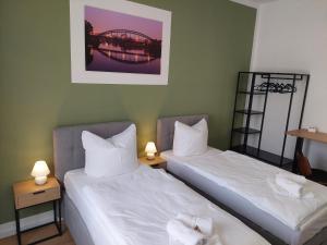 Katil atau katil-katil dalam bilik di Moderne und zentrale Ferienwohnung in Magdeburg für 4 Personen