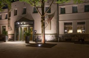 Budova, kde se hotel nachází + 37 fotografií