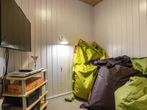 TV a/nebo společenská místnost v ubytování 10 person holiday home in Roslev + 25 fotografií