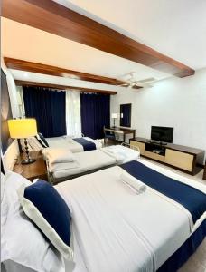 Un pat sau paturi într-o cameră la Estancia Resort Hotel