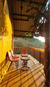 porche con mesa y silla en la cubierta en Tree Nest Resort by Vianara, en Mai Jūbar 17 fotos más