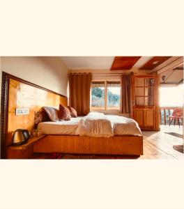 Un dormitorio con una cama grande y una ventana. en Tree Nest Resort by Vianara, en Mai Jūbar