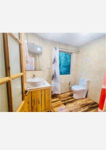 un baño con lavabo e inodoro en Tree Nest Resort by Vianara, en Mai Jūbar