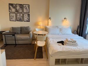 ein Schlafzimmer mit einem Bett, einem Sessel und einer Couch in der Unterkunft Cozy5Living in Bangkok 60m to MRT near chatuchank in Ban Bang Khwang + 7 Fotos