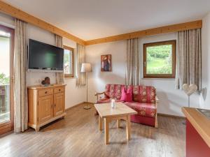 Una sala de estar con un sofá y un televisor. en Apartment in Fügen near Spieljochbahn, en Fügen