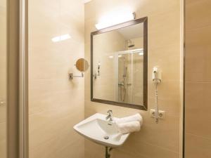 un baño con lavabo y espejo en Apartment in Zillertal near Spieljochbahn, en Fügen 18 fotos más