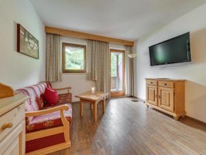 Una sala de estar con un sofá y un televisor. en Apartment in Zillertal near Spieljochbahn, en Fügen