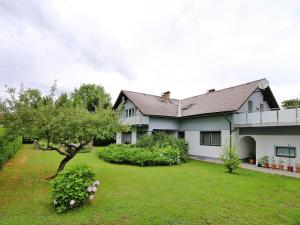ザンクト・カンツィアン・アム・クロッパイナー・ゼーにあるApartment in St Kanzian by Klopeiner Seeの木の植わる緑の庭のある家