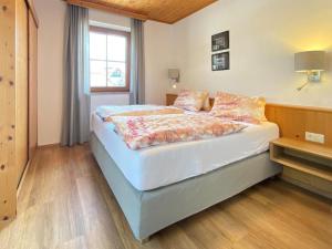 Un dormitorio con una cama grande en una habitación. en Apartment in Filzmoos near Ski Amadé, en Filzmoos