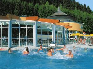 un grupo de personas en el agua en una piscina en Apartment in Filzmoos near Ski Amadé, en Filzmoos