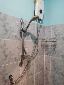 einem Duschkopf an der Wand im Bad in der Unterkunft Cozy Apartment Kitchen 1 in Ban Mo Nae + 156 Fotos