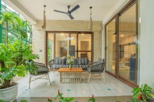 Posezení v ubytování Casa Del Mar 4-BHK Villa with Pool, Bars, TV Lounge, Gazebo & Terraces