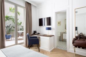 Una habitación de hotel con un escritorio y una silla. en Hotel Midmost by Majestic Hotel Group, en Barcelona 56 fotos más