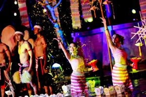 eine Gruppe von Menschen steht mit Konfetti auf einer Bühne in der Unterkunft Sibsan Resort & Spa Maetaeng Chiang Mai in Mae Taeng + 101 Fotos