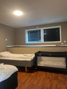 Ένα ή περισσότερα κρεβάτια σε δωμάτιο στο Tromsø City Apartment +1 φωτογραφίες