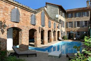 a courtyard with a swimming pool in a building at Maison d'Hotes Delga in Gaillac