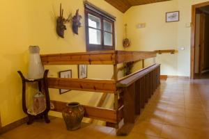 サラルドゥにあるHostal Aiguamogのテーブルと壁に面した窓が備わるお部屋