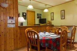 Reštaurácia alebo iné gastronomické zariadenie v ubytovaní Hostal Aiguamog